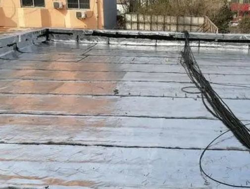 铁门关卫生间漏水维修公司分享下铁门关屋面楼顶防水刚性防水层施工要点。